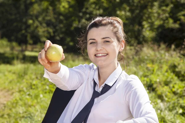 Femme d'affaires manger une pomme — Photo