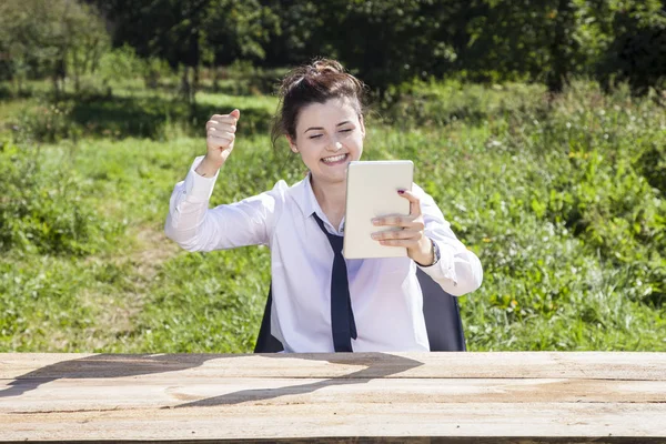 Gelukkig zakenvrouw verhoogt haar hand in een gebaar van succes — Stockfoto