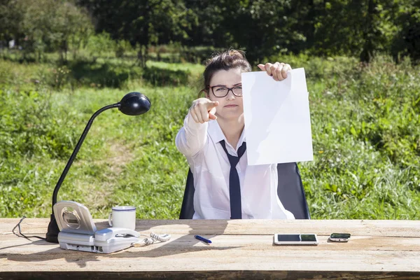 Mujer de negocios sonriente señalándote — Foto de Stock