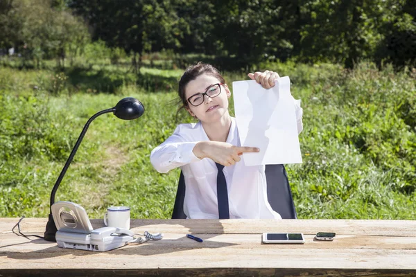 Femme d'affaires souriante pointant la place sur un morceau de papier — Photo