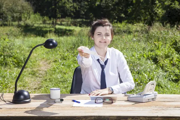 Mujer de negocios poadaje sobre con una sorpresa — Foto de Stock