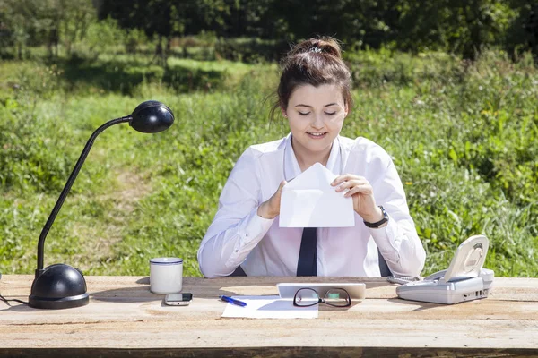 Happy business kvinna tittar på kuvertet — Stockfoto
