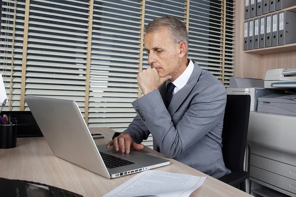 Hombre serio, situación de oficina —  Fotos de Stock