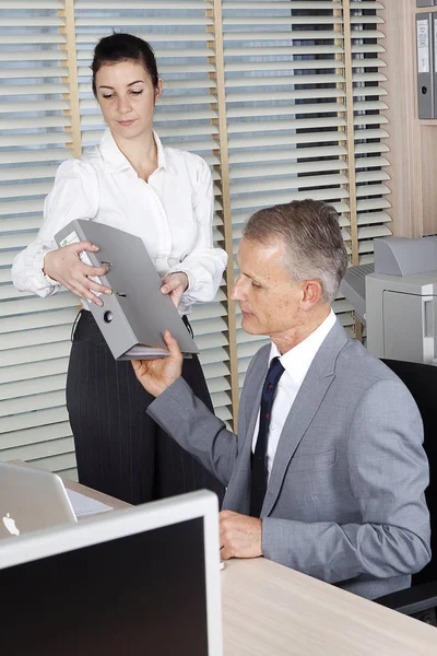 Zakenman neemt het bestand — Stockfoto