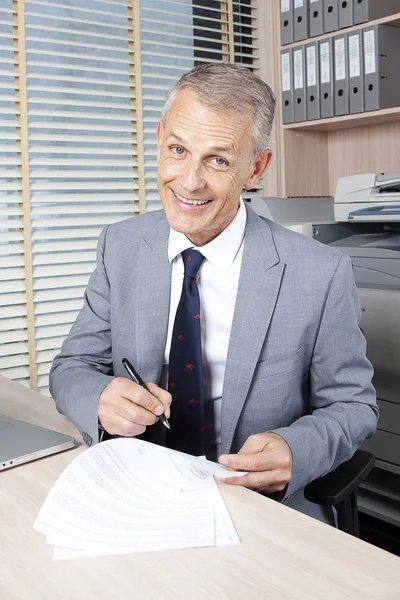 Empresário feliz assinar um contrato — Fotografia de Stock