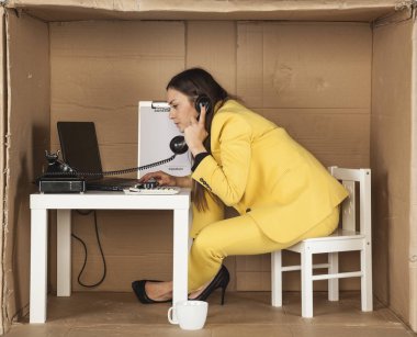 iş kadını telefonla tavsiye verir