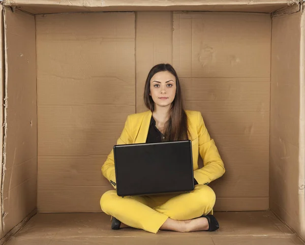 Mulher de negócios trabalhando em um computador em seu escritório minimalista — Fotografia de Stock