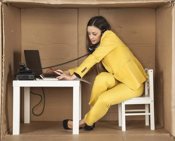 Mulher de negócios falando ao telefone e verificando e-mail — Fotografia de Stock