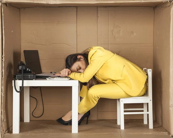 Mujer de negocios dormida en su escritorio en el trabajo —  Fotos de Stock