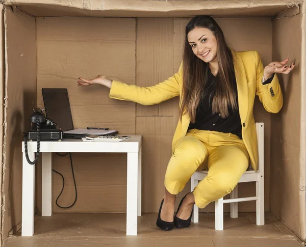 Επιχειρήσεων γυναίκα είναι χαρούμενος για το νέο μικρό γραφείο — Φωτογραφία Αρχείου
