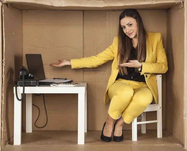 Wanita bisnis muda menunjukkan peralatan kantor baru — Stok Foto