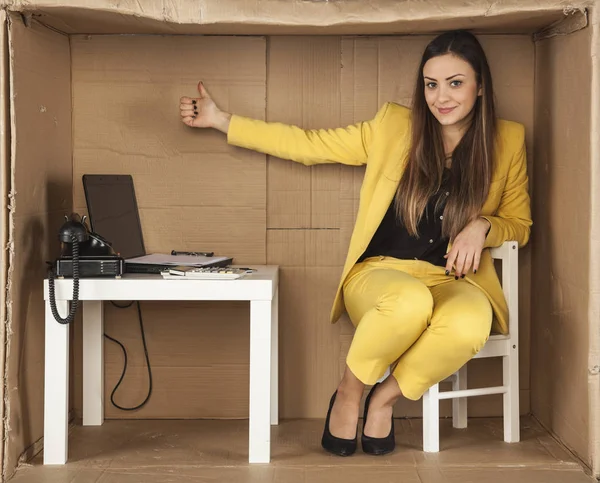 Wanita bisnis muda senang dengan pekerjaan baru, jempol ke atas — Stok Foto