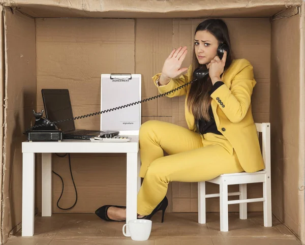 Zakenvrouw presteert een gebaar stop tijdens een telefoon conver — Stockfoto