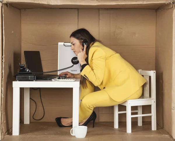 Mulher de negócios dá conselhos por telefone — Fotografia de Stock