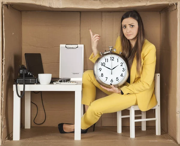 Advertência de uma mulher de negócios, fluxos de tempo — Fotografia de Stock