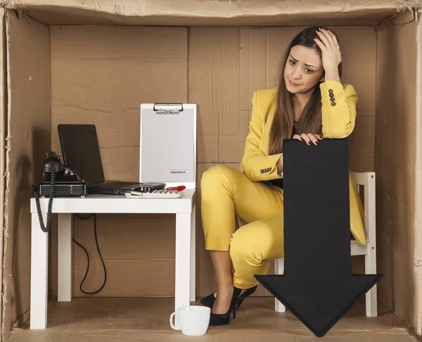 Mujer de negocios deprimida, negocio cayó —  Fotos de Stock