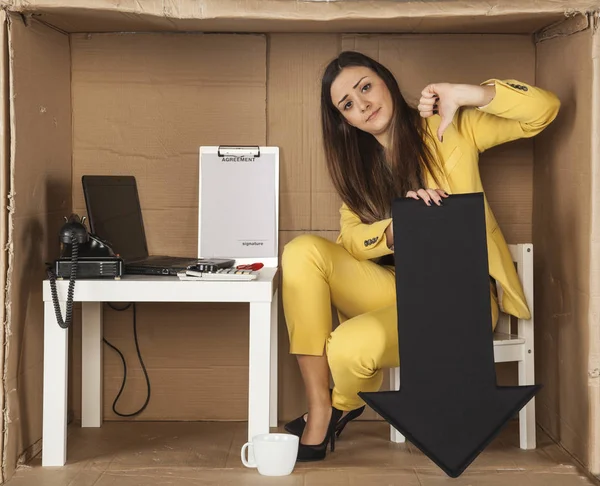 Geschäftsfrau zeigt Daumen nach unten — Stockfoto