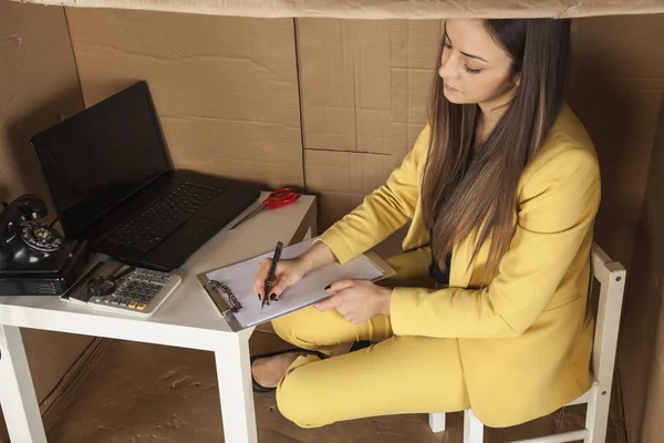 Junge Geschäftsfrau signiert Dokumente, Blick von oben — Stockfoto