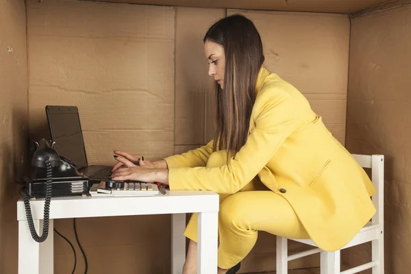 Biznes kobieta ciężko pracuje w swoim małym biurze — Zdjęcie stockowe