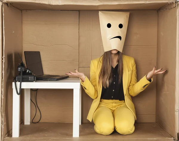 Triste donna d'affari ha indossato una maschera di carta — Foto Stock