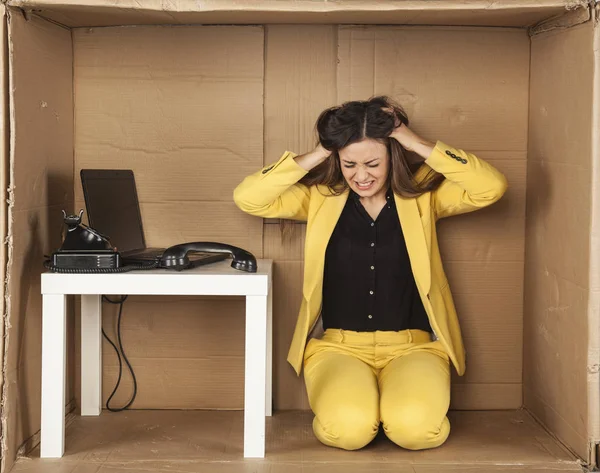 Affärskvinna drar håret med stress — Stockfoto