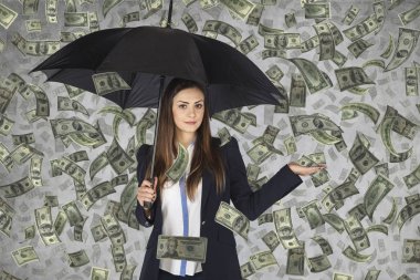 bir şemsiye altında gizleme iş kadını para düşüyor,