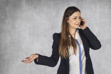 kadın servisine konuşurken ellerini atar