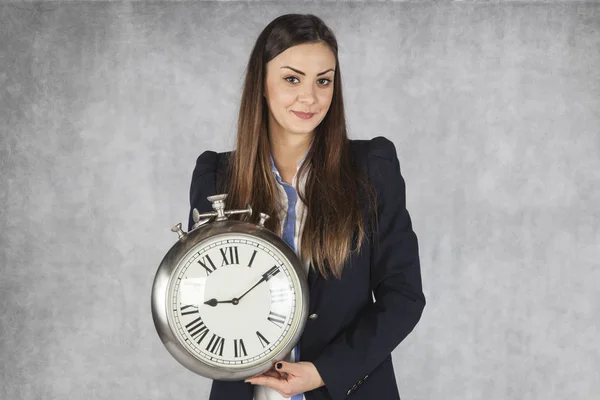 Mulher de negócios feliz mostra um relógio — Fotografia de Stock