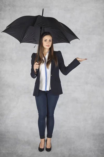 Geschäftsfrau unter Regenschirm, Kopierraum über der Hand — Stockfoto