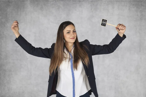 Affärskvinna med dollartecken höjer händerna i en gest o — Stockfoto