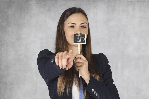 Femme d'affaires couvre sa bouche avec un signe dollar, indiquant y — Photo