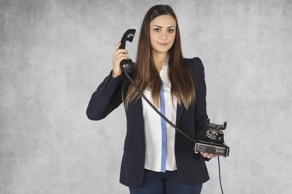 Mujer de negocios escucha a un cliente por teléfono —  Fotos de Stock