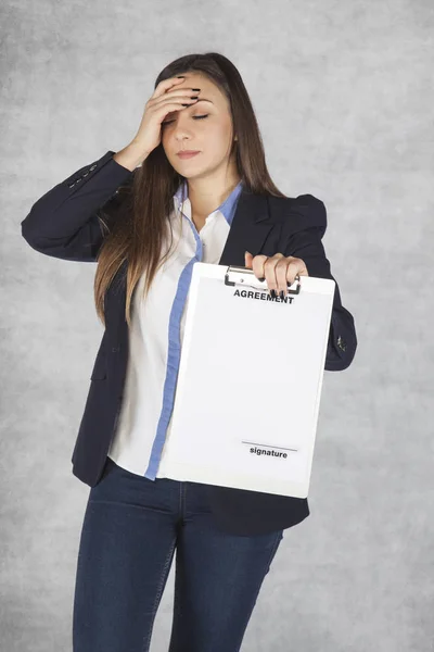 Affärskvinna har huvudvärk av ett nytt avtal — Stockfoto
