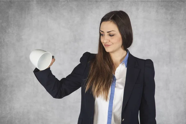 Affärskvinna lutar tom kaffekopp — Stockfoto