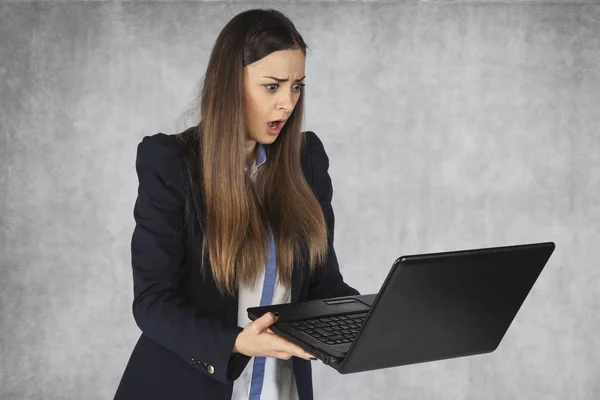 Mulher de negócios chocado com as informações na web — Fotografia de Stock