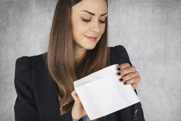 Zakenvrouw kijkt naar de envelop — Stockfoto