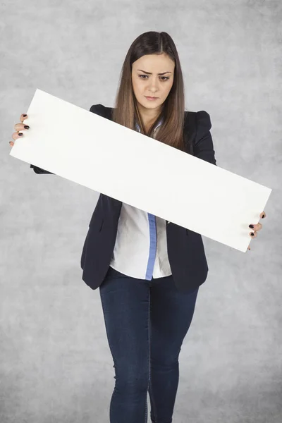 Bir tahta ile reklam için yer tutan üzücü iş kadın — Stok fotoğraf