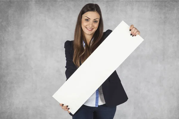 Gelukkig zakenvrouw houden een schoolbord met ruimte voor advertentie — Stockfoto