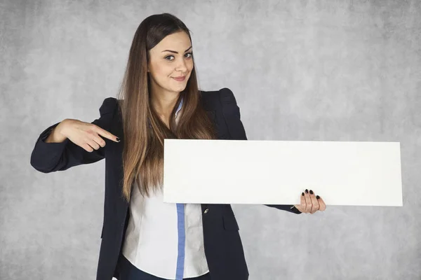 Mujer de negocios señalando el lugar en su publicidad —  Fotos de Stock