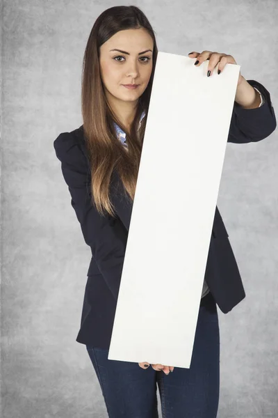 Деловая женщина держит в руках доски объявлений — стоковое фото
