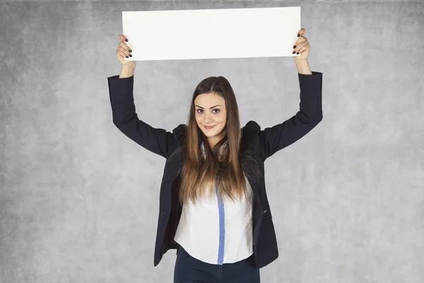 Επιχειρήσεων γυναίκα κρατώντας ad επιβάρυνση — Φωτογραφία Αρχείου