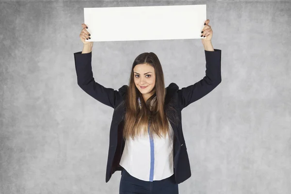 Mujer de negocios sosteniendo ad overhead —  Fotos de Stock