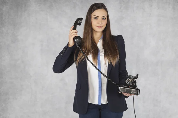 Geschäftsfrau hört einer Kundin am Telefon zu Stockfoto