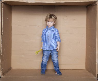 küçük çocuk gibi bir tamirci