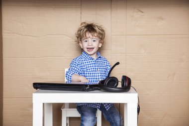 onun office karton çocuklar işadamı oturur