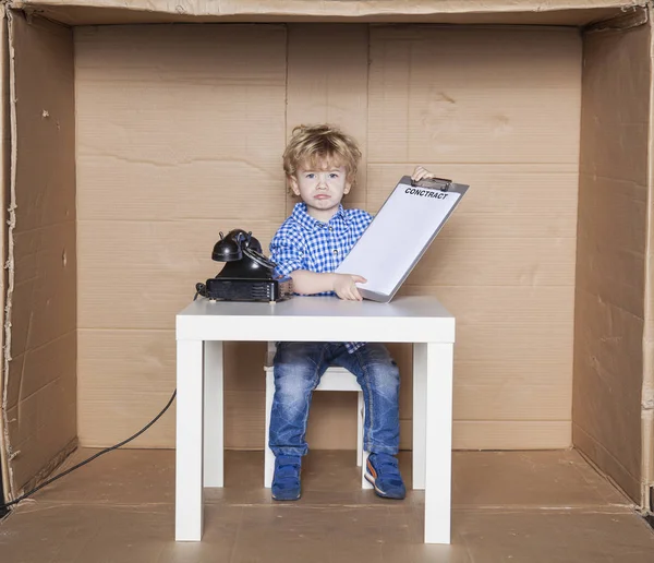 Тяжелая работа в офисе вместо детства — стоковое фото