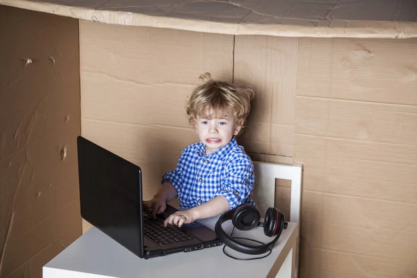 Επιχειρηματίας παιδί είναι το πρόβλημα με τον υπολογιστή, καμπύλη πρόσωπο — Φωτογραφία Αρχείου