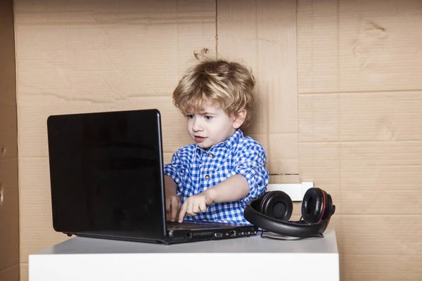 Μικρός επιχειρηματίας έχει ένα πρόβλημα με ένα laptop — Φωτογραφία Αρχείου