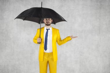 sigortacı ve kopya alanı el üstünde bir sürü