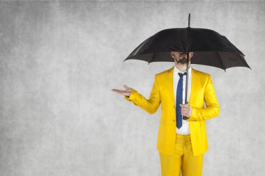 kopya alanı yanındaki şemsiyesi altında sigorta acentesi